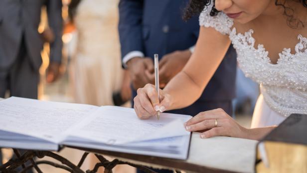 Making it official Symbolbild einer Eheschließung