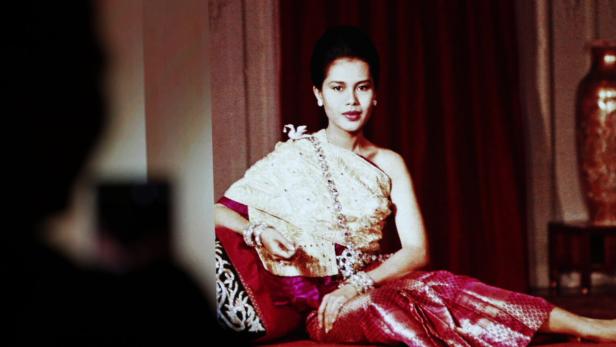 Thai people pay respect to the late Queen Mother Sirikit