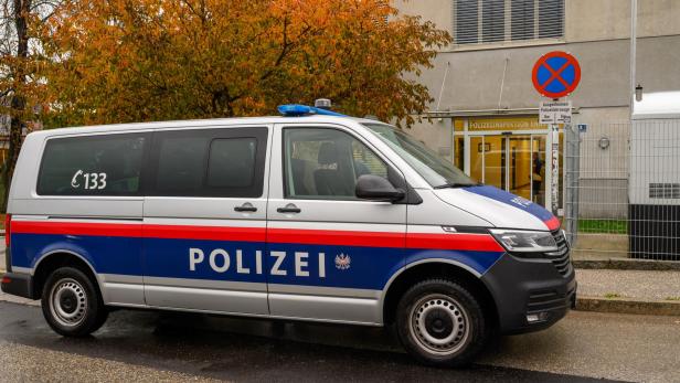 ++ THEMENBILD ++ POLIZEI / EXEKUTIVE / EINSATZFAHRZEUG / EINSATZ / INNERE SICHERHEIT Streit in Floridsdorfer Park: Mann wegen NS-Parolen festgenommen