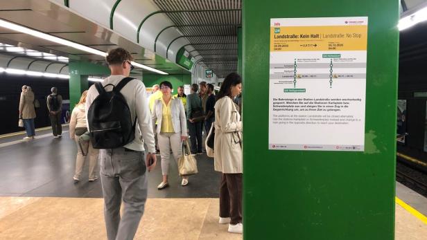 46-218715112 Eine Aufnahme von einem U-Bahngleis. An einer grünen Säule ist ein Hinweisplakat bezüglich der Sperren entlang der U4 Linien angebracht-.