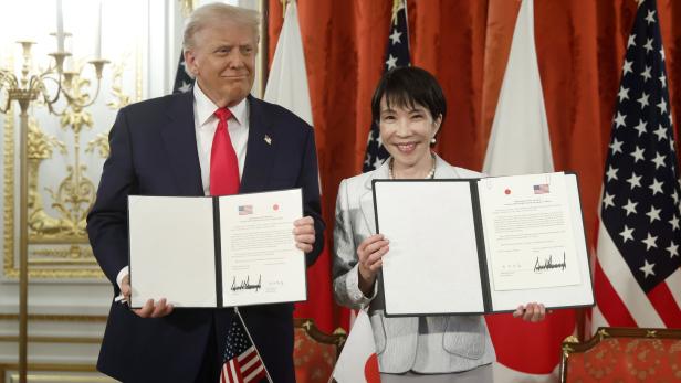 Japans neue Regierungschefin Sanae Takaichi (r) mit US-Präsident Donald Trump 