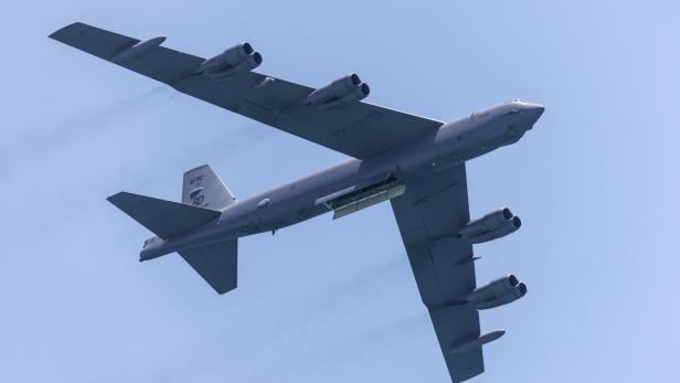 Ein B-52 Bomber der US Air Force fliegt vor blauem Himmel.