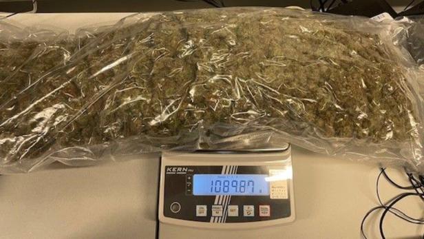 Drogen auf einer Waage