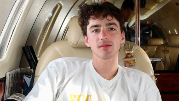 Mehr als 135.600 Fans folgten Ben Bader auf TikTok, der vor allem für seine Lifestyle-Videos bekannt wurde. Nun ist der junge Mann tot. Ben Bader sitzt in einem Privatjet