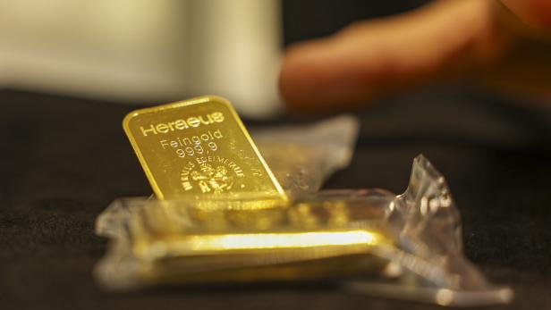 Gold prices hit record high amid global uncertainty