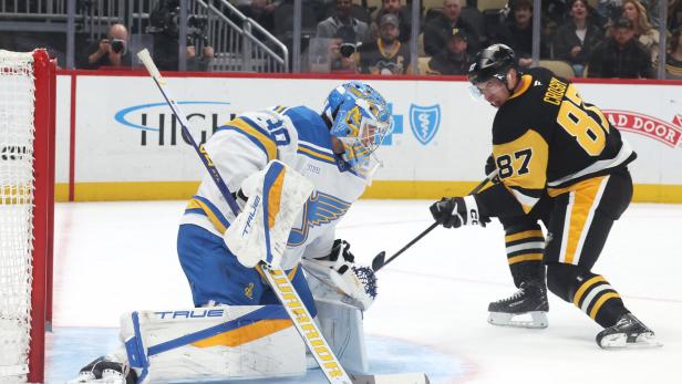 NHL: St. Louis Blues at Pittsburgh Penguins Sidney Crosby (re.) erreichte einen Meilenstein