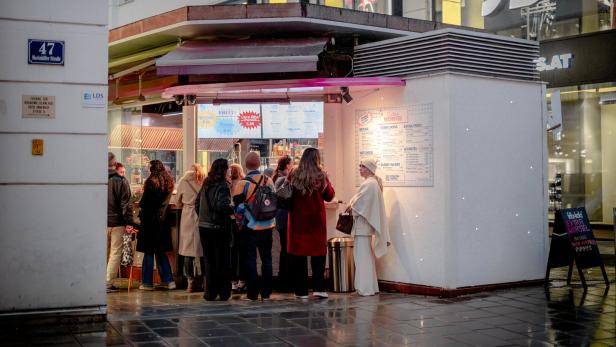 Der Würstelstand Extra Würstel auf der Mariahilfer Straße