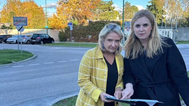 46-219777341 Zwei Frauen auf einem Parkplatz