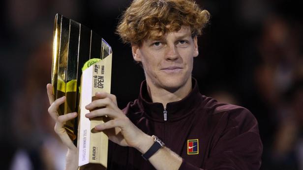 Jannik Sinner Jannik Sinner mit lockigen Haaren hält eine goldene Trophäe des Erste Bank Open Wien in den Händen.