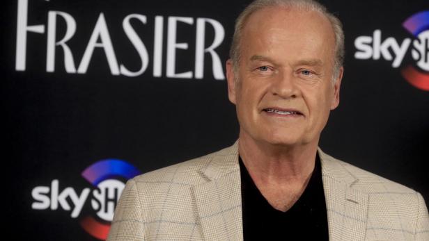 Kelsey Grammer Kelsey Grammer posiert vor einem Hintergrund mit den Logos von "Frasier" und SkyShowtime.