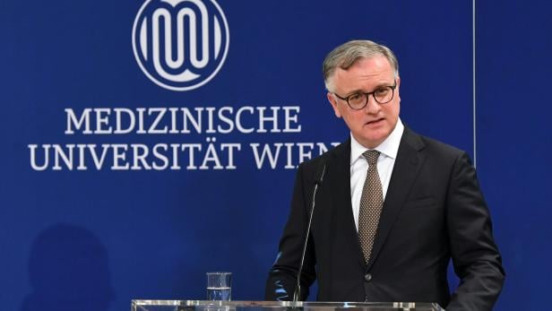 PK ZUR VORSTELLUNG DES NEUEN INSTITUTS FÜR PRÄZISIONSMEDIZIN: MÜLLER MedUni-Rektor Markus Müller spricht am Rednerpult vor dem Logo der Medizinischen Universität Wien.