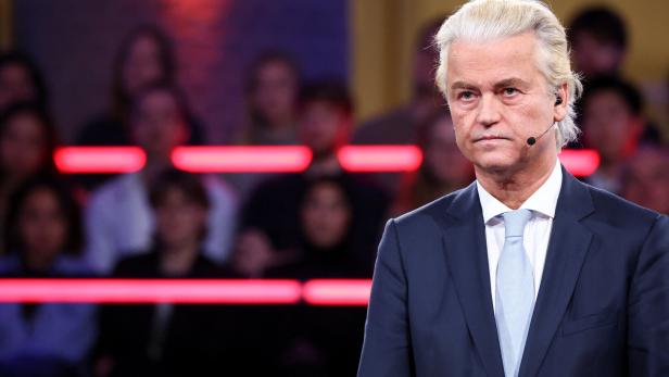 Run-up to the House of Representatives elections, in The Hague Ein Mann mit blondem Haar und dunklem Anzug steht vor einem Publikum.