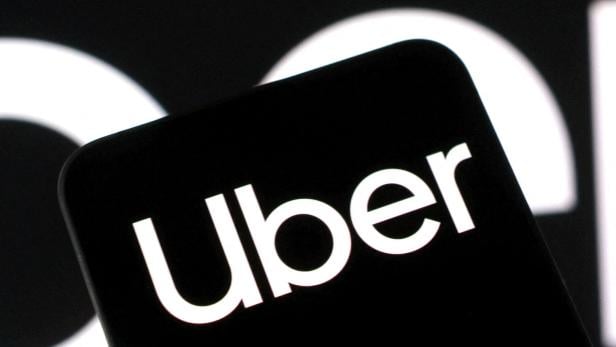 FILE PHOTO: Illustration shows Uber logo Das Uber-Logo ist in weißer Schrift auf einem schwarzen Smartphone-Bildschirm zu sehen.