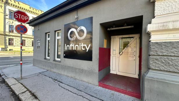 Eine Außenaufnahme von dem Club neben einer Straße in St. Pölten.