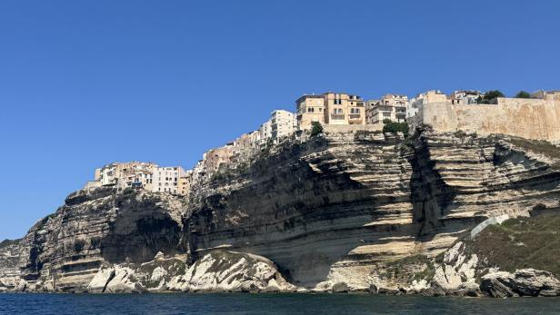 Korsika: Häuser auf Klippen über dem Meer