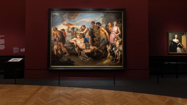 Großes Gemälde mit mehreren Figuren an einer dunkelroten Wand in einem Museumssaal.