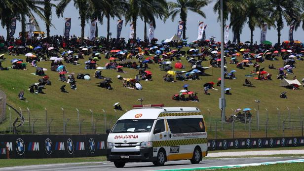 Ein Rettungsfahrzeug fährt über die Rennstrecke von Sepang.