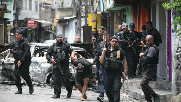 TOPSHOT-BRAZIL-CRIME-DRUGS-FAVELA-POLICE-RAID