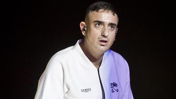 Haftbefehl steht während seines Konzerts 2022 in Mannheim sichtlich angeschlagen auf der Bühne.