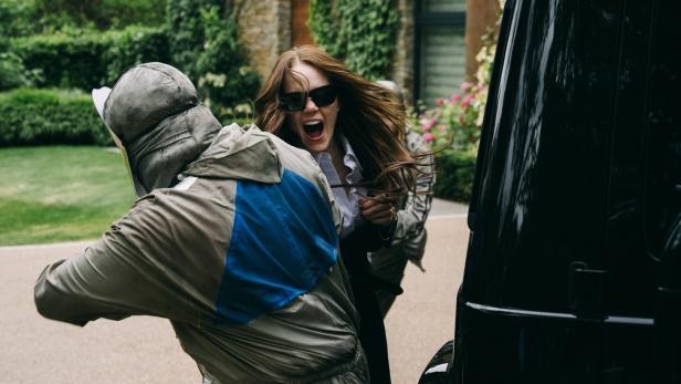 Eine Frau wird entführt und schreit.