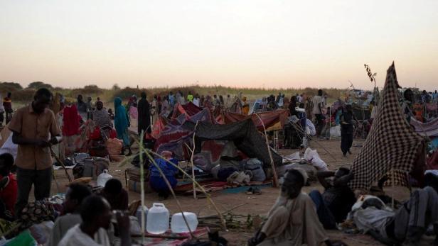 Displaced people, who fled from al-Fashir, spend time at a camp in Tawila Angriff auf Geburtsklinik: Hunderte Tote, "Szenen eines Völkermords"