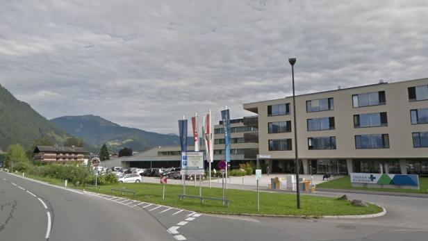 Das Tauernklinikum Zell am See liegt vor einer Bergkulisse.