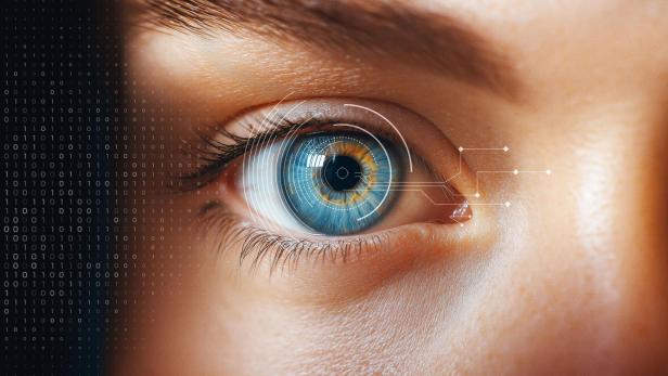 Nahaufnahme der Pupille eines blauen Auges einer Frau.