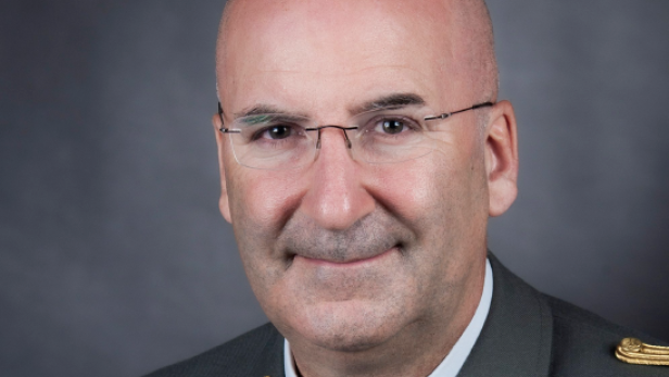 Als Air Chief prägt Generalmajor Gerfried Promberger die Zukunft der österreichischen Luftstreitkräfte. Ein weißer Mann mit Glatze im Bundesheer-Anzug mit Auszeichnungen