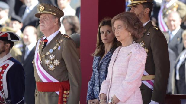 Juan Carlos, Königin Sofía, König Felipe VI. und Königin Letizia stehen bei einer offiziellen Zeremonie nebeneinander.