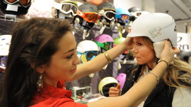 THEMENBILD:  WINTERSPORTARTIKEL/SKIHELM/SKIBRILLE