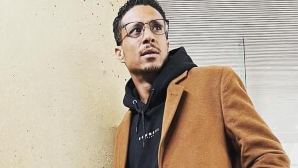 Floyd Roger Myers Jr, Floyd Roger Myers Jr in einem schwarzen Sweatshirt und braunem Mantel.