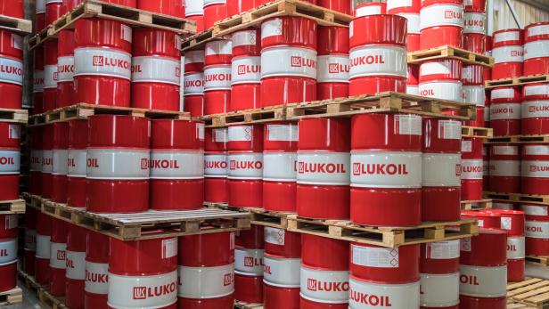 Auf Paletten gestapelte Ölfässer von Lukoil. 