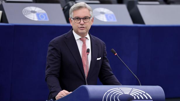 European Parliament plenary session in Strasbourg Magnus Brunner im Anzug spricht an einem Rednerpult mit EU-Emblem in einem Sitzungssaal.