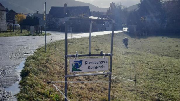 Die leere Befestigung der Ortstafel neben der Straße in Pernitz.