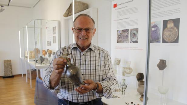 Hobbyarchäologe Werner Melchart  bereitet die Ausstellung  liebevoll auf.  