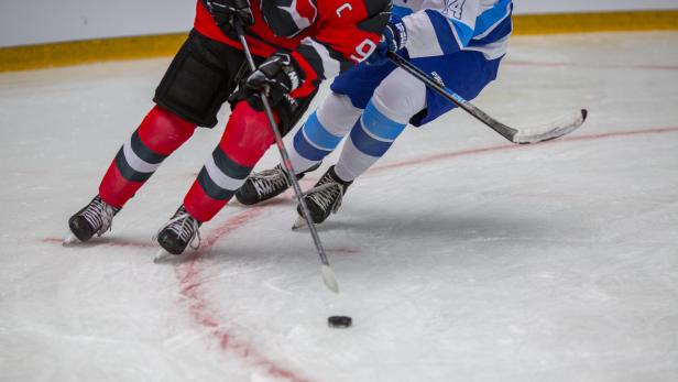Intense Ice Hockey Battle for the Puck Eishockeyspieler jagen dem Puck nach