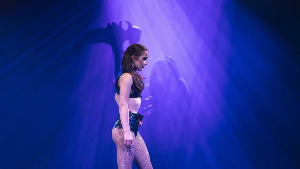 46-219784486 Im Zirkus des Horrors wird die Artistin ermordet, um dann als Untote zu performen.