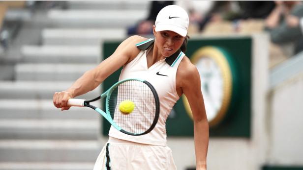 Der nächste Sieg für Lilli Tagger. Tennisspielerin Lilli Tagger retourniert einen Ball.