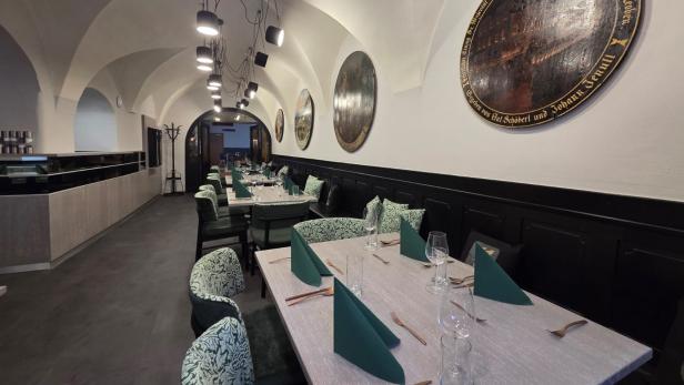 Hotel Der Greif Leoben verbindet regionale Küche, Begegnungen und Leobener Gastfreundschaft – ein Ort zum Verweilen. Hotel Der Greif Leoben verbindet regionale Küche, Begegnungen und Leobener Gastfreundschaft – ein Ort zum Verweilen. // Ein Restaurant von innen mit Gewölbedecken und feinen Stühlen.