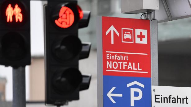 Links rote Ampel, rechts Schild mit Aufschrift "Einfahrt Notfall"