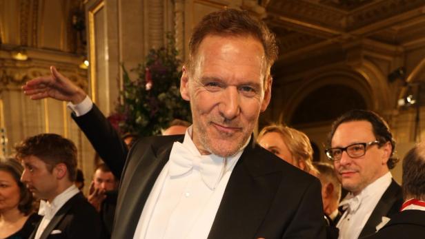 Ralf Moeller Ralf Moeller im Smoking mit Fliege zeigt den Daumen nach oben.