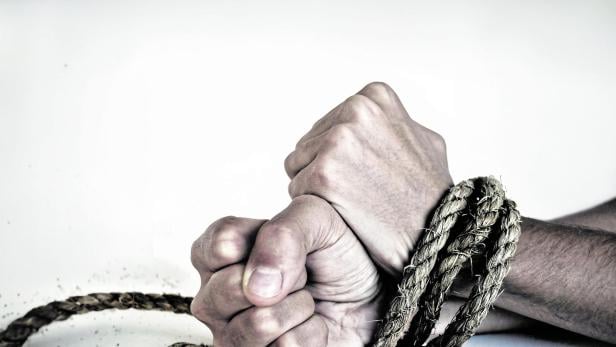 Woman violence Bürokratische Fesseln