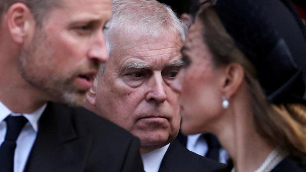 Andrew William Kate Prinz William, Prinz Andrew und Prinzessin Kate sind in formeller Kleidung zu sehen.