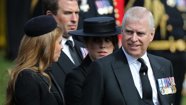 Prinz Andrew Prinz Andrew und weitere Mitglieder der königlichen Familie tragen Trauerkleidung.