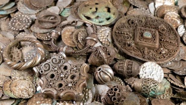 Ein Schwede wollte bei seinem Sommerhaus zum Fischen aufbrechen und suchte nach Würmern. Dabei entdeckte er einen archäologischen Fund. Archäologischer Fund aus Stockholm