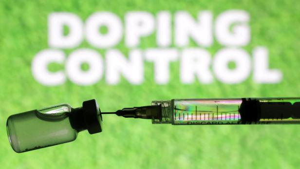 Eine Spritze ist vor dem Schriftzug "Doping Control" zu sehen.