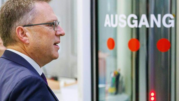 BEGINN DES PROZESSES GEGEN ÖVP-KLUBOBMANN WÖGINGER UND ZWEI BEAMTE WEGEN AMTSMISSBRAUCHS BEI POSTENBESETZUNG: WÖGINGER August Wöginger steht vor einer Glastür mit der Aufschrift "Ausgang".