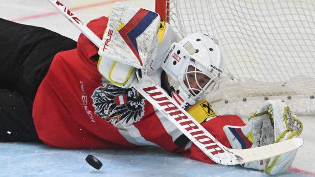 Symbolfoto Ein österreichischer Eishockey-Tormann wirft sich nach dem Puck.