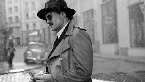 August Diehl mit Sonnenbriller und Hut.