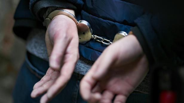 Handschellen angelegt